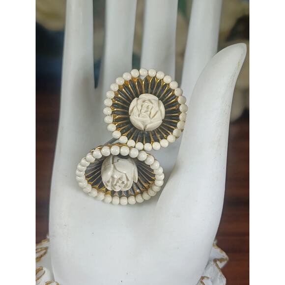Vintage Round Flower Center White & Brass Screw Back Earrings Retro Victorian - Picture 2 of 6